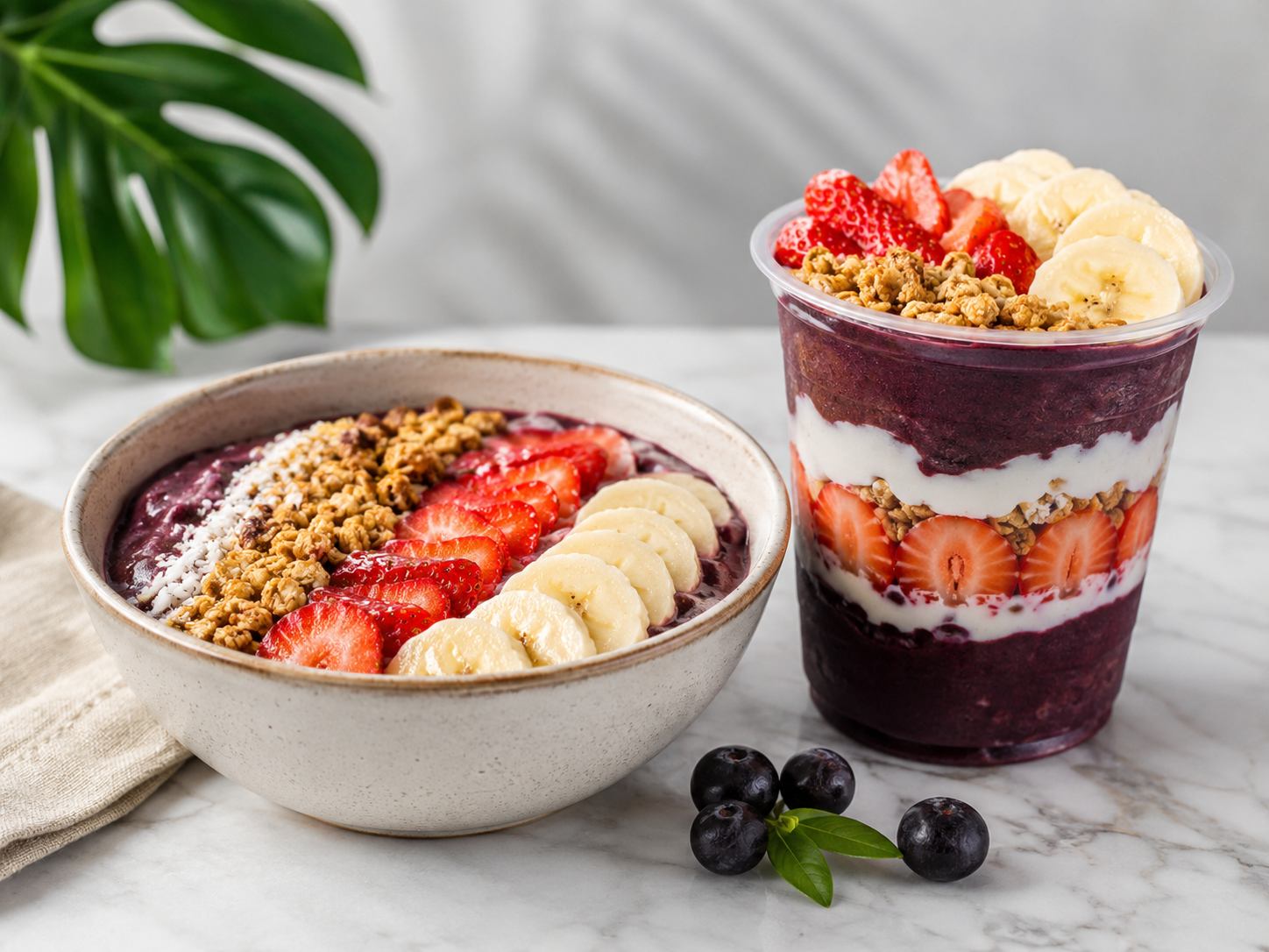 Açaí servido com frutas, granola e acompanhamentos
